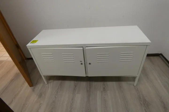 2x Sideboard, ohne Inhalt Maße in cm je ca. 118 x 40 x 63